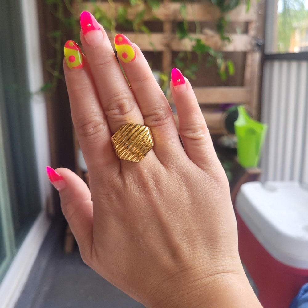 Ellie Vail Size 8 Striped Chunky Ring!